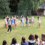 Gli studenti del programma Studio Cambridge Sir Laurence ad una gara di danza