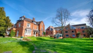 English-language-course-summer-camp-vacation-study-abroad-teenagers-juniors-studio-cambridge-sir-laurence-England (4)