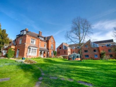 English-language-course-summer-camp-vacation-study-abroad-teenagers-juniors-studio-cambridge-sir-laurence-England