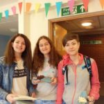 Gli studenti del programma Studio Cambridge Sir Laurence durante una festa