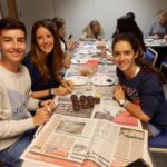 Gli studenti del programma Studio Cambridge Sir Laurence mentre preparano e cuociono dolci al forno