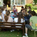 Gli studenti del programma della Sir Laurence durante una lezione in giardino