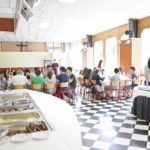 Una colazione inglese completa in una delle stanze da pranzo del Juniors Ferrières campus della scuola CERAN