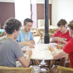 Gli studenti nella sala ristoro del Juniors Ferrières campus della scuola CERAN