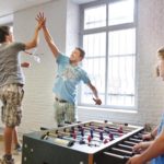 Gli studenti giocano col biliardino nel Juniors Ferrières campus della scuola CERAN