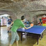 Gli studenti giocano a ping pong nel Juniors Ferrières campus della scuola CERAN