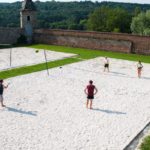 Gli studenti giocano a beach volleyball nei giardini dell'ex monastero del campus CERAN Juniors Ferrières campus