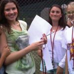 Gli studenti del programma junior estivo della scuola CERAN giocano a tennis nel campus di Spa