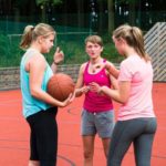 Gli studenti del programma junior estivo della scuola CERAN giocano a basketnel campus di Spa