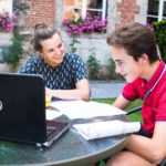 Una classe all'esterno del Juniors Ferrières campus della scuola CERAN
