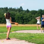 Gli studenti giocano a baseball nel Juniors Ferrières campus della scuola CERAN