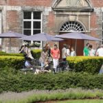 Gli studenti nel giardino esterno del Juniors Ferrières campus della scuola CERAN