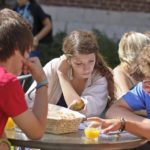 Gli studenti si rilassano nel Juniors Ferrières campus della scuola CERAN