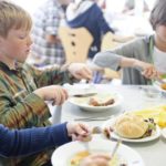 Gli studenti a pranzo nel Juniors Ferrières campus della scuola CERAN