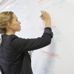 Una classe con pochi studenti del Juniors Ferrières campus della scuola CERAN