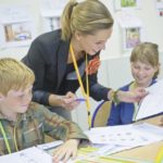 Una classe con pochi studenti del Juniors Ferrières campus della scuola CERAN