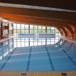 La piscina coperta riscaldata del Juniors Ferrières campus della scuola CERAN
