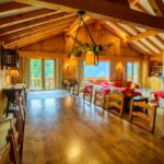 Il soggiorno e l'area pranzo dello chalet privato dell'Altitude Summer Camps