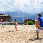 I campeggiatori dell'Altitude Summer Camp giocano a beach volley