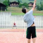 I campeggiatori dell'Altitude Summer Camp giocano a tennis