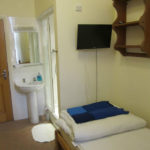 Una camera da letto del Residence Mortimer Roaddi ELC Bristol