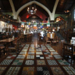 All'interno del famoso Church Pub a Muswell Hill, Londra