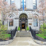 L'entrata anteriore del Fisher College di Boston 