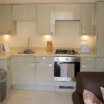 La zona cucina di un appartamento della scuola Globe English Centre a Exeter