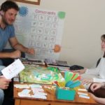 Gli studenti della scuola International House Newcastle giocano a dei giochi da tavola