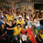 Gli studenti della scuola International House Newcastle al party di benvenuto