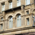 Le statue dei Beatles nell'edificio di fronte LILA