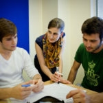 Gli studenti della LSI Portsmouth con una maestra