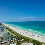 La vista della riva dalla scuola Rennert di Miami
