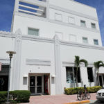 Entrata dell'edifico principale della scuola Rennert di Miami 
