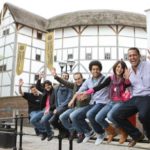 Gli studenti della scuola London School of English Westcroft Square visitano il Globe theatre