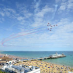 Le Red Arrows che passano su Bournemouth durante lo spettacolo aereo