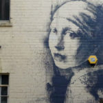 "Ragazza con l'orecchino di perla" dello street artist Banksy a Bristol