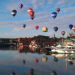 Il festival delle mongolfiere sopra il porticciolo a Bristol