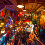 La vita notturna in un pub a Quay 