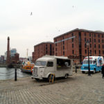 Camioncini vintage all'Albert Dock che vendono cibi e bevande, Liverpool, Inghilterra