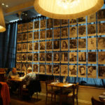 Una parete del Ristorante Blake's con le biografie delle persone dell'album The Sgt. Pepper's Lonely Hearts Club Band a Liverpool, Inghilterra