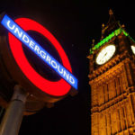 Il famoso segnale della metro di Londra con il Big Ben sullo sfondo, Regno Unito.
