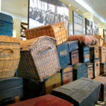 Un'esibizione di valigie all'Ellis Island a New York, Stati Uniti