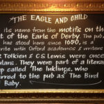 Una parete del Pub The Eagle and Child a Oxford, Regno Unito