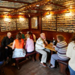 Frammenti di cravatte sulla parete e soffitto del Bear Inn as Oxford, Regno Unito