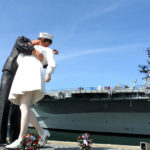 La statua "Unconditional Surrender" tratto dalla famosa foto con il museo USS Midway Aircraft Carrier sullo sfondo