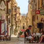 Un caffé in una strada tipica a La Valletta, Malta