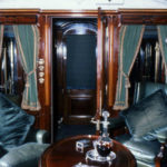 Una carrozza di ristoro all'interno di un treno al National Railway Museum di York