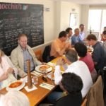 Gli studenti della scuola London School of English Canterbury a pranzo fuori