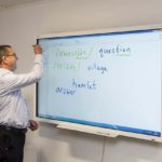 Una classe con la lavagna interattiva della scuola New College Group Manchester